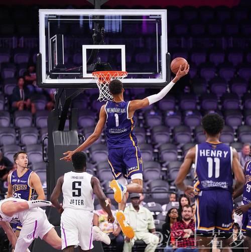 文班亚马谈血栓伤病感受:我哭了,情绪崩溃了五分钟 文班亚马谈血栓伤病感受:我哭了,情绪崩溃了五分钟