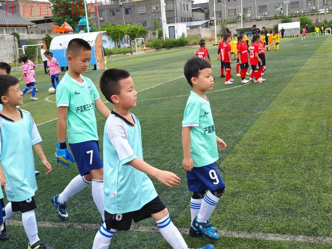 “足球爷爷”走进幼儿园 义务教娃娃们踢足球 “足球爷爷”走进幼儿园 义务教娃娃们踢足球